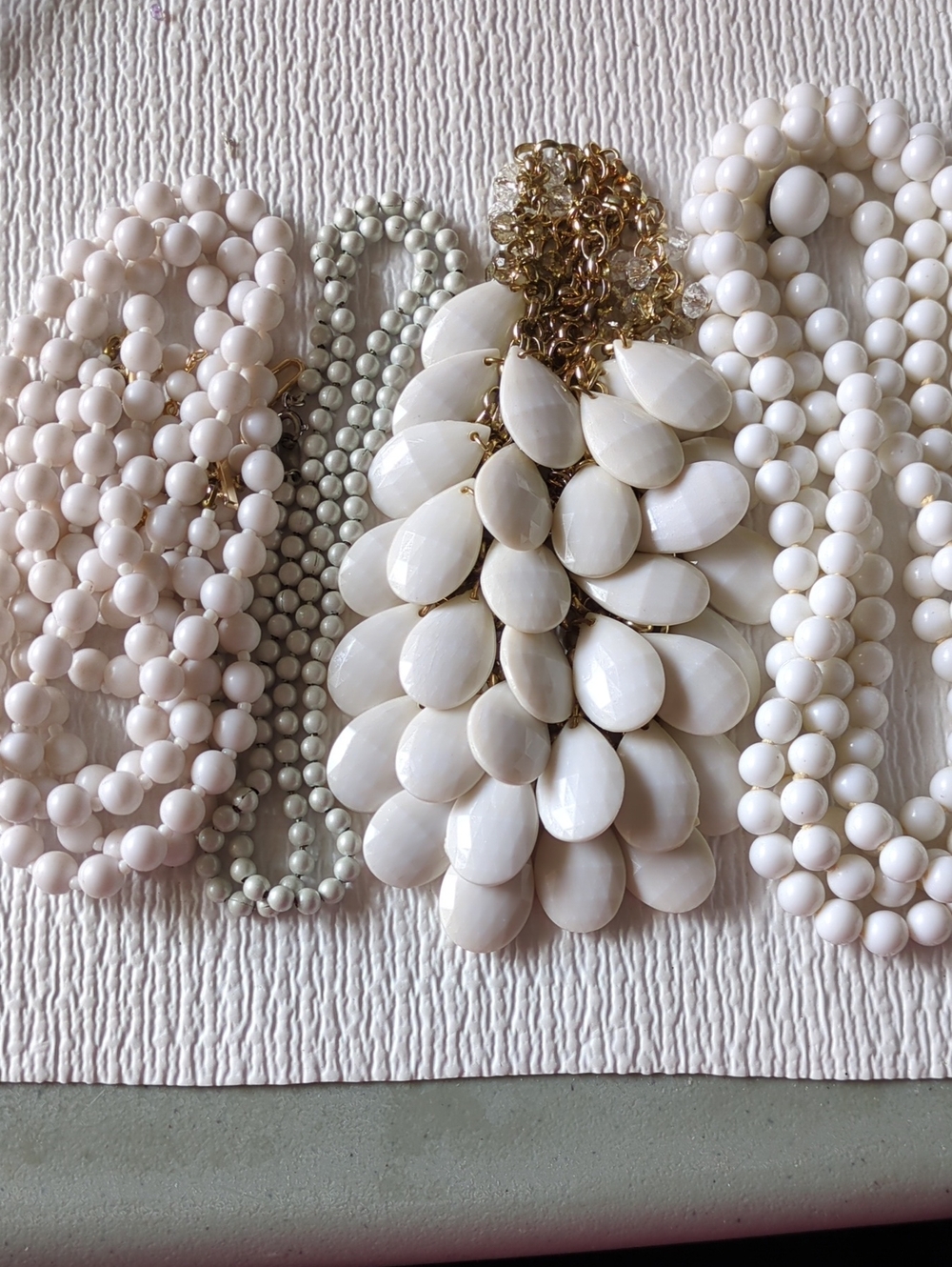 ☀️A34 Bundle of 4 White Necklaces - Metal and Acrylic